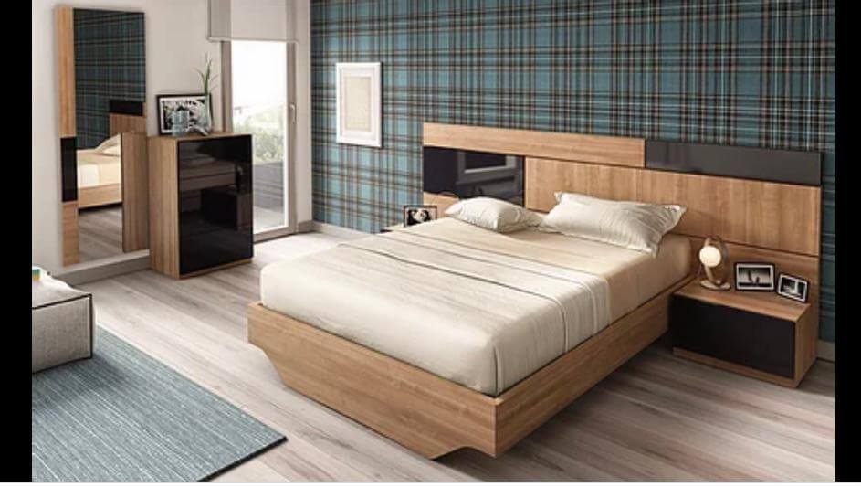 Cama de madera en dormitorio luminoso