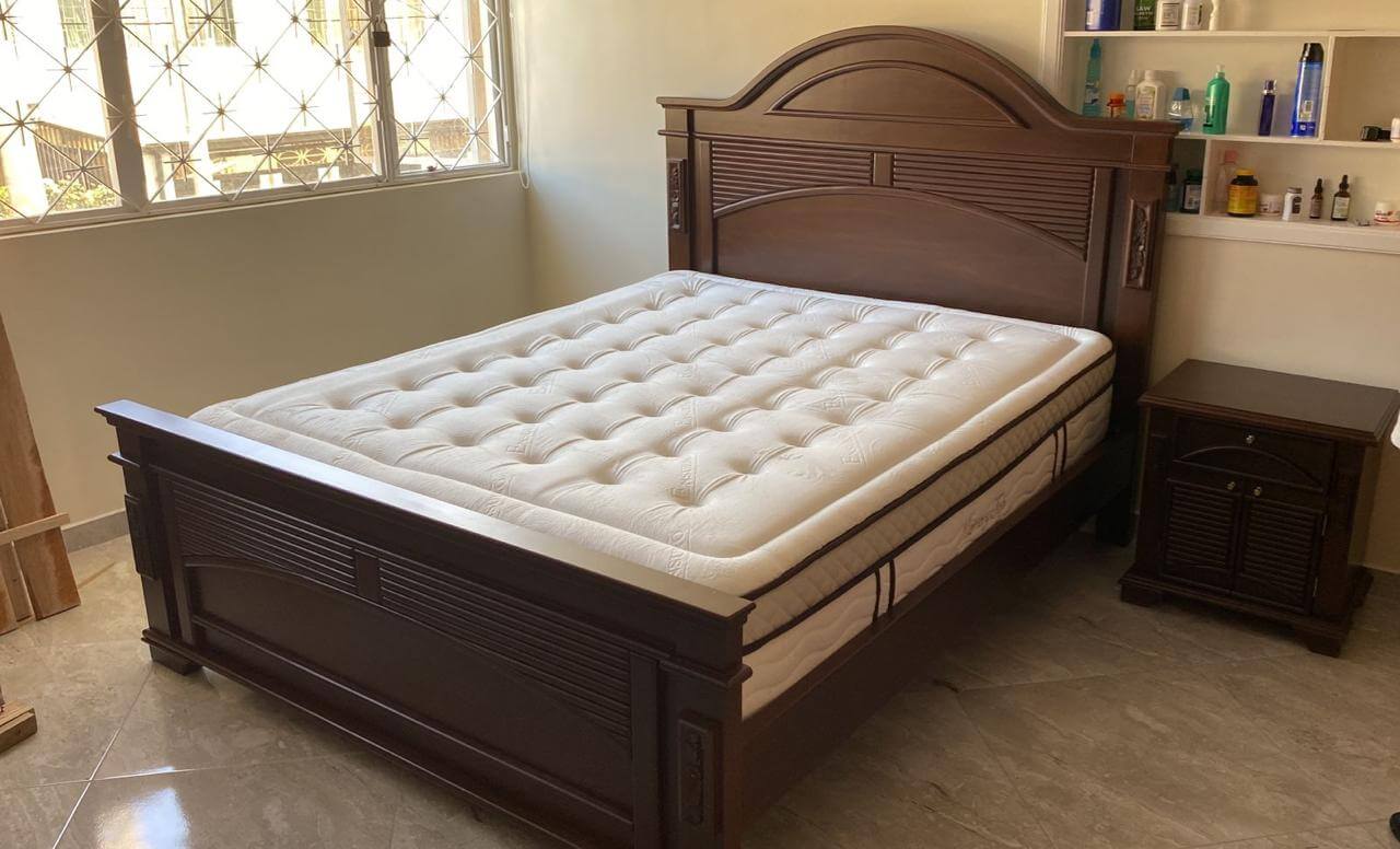 Cama de madera en dormitorio luminoso