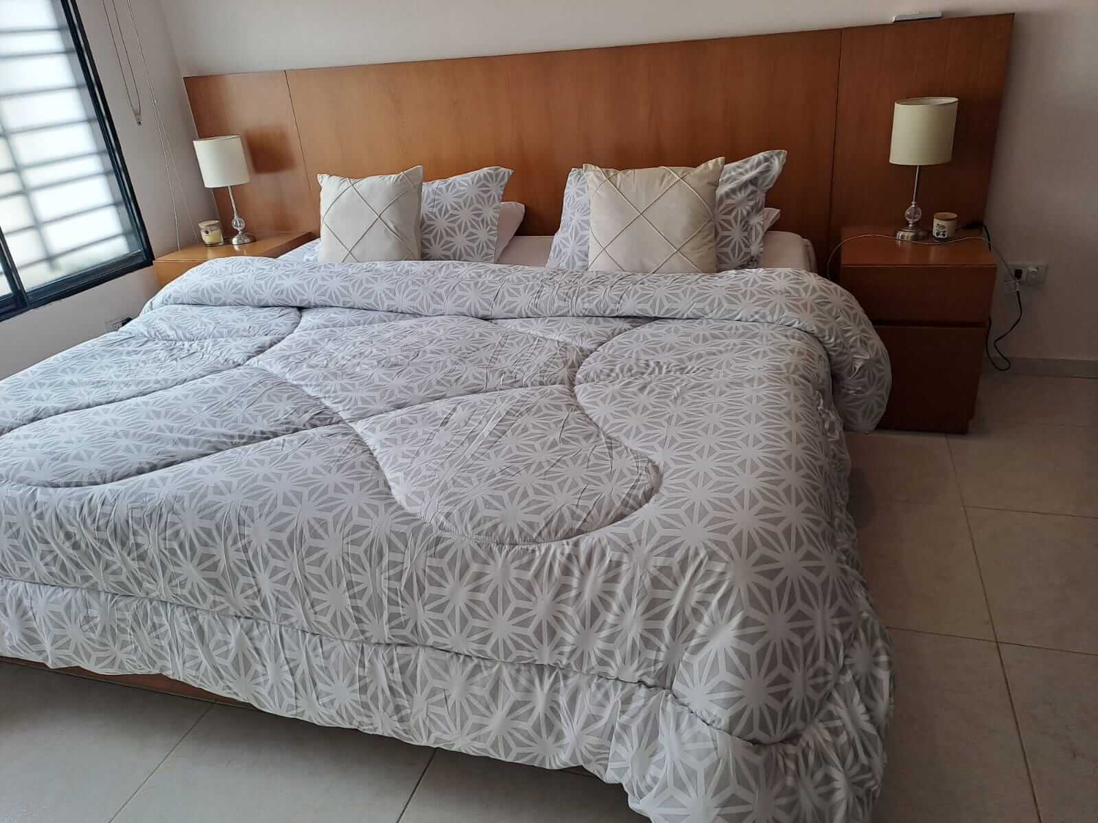 Cama de madera en dormitorio luminoso