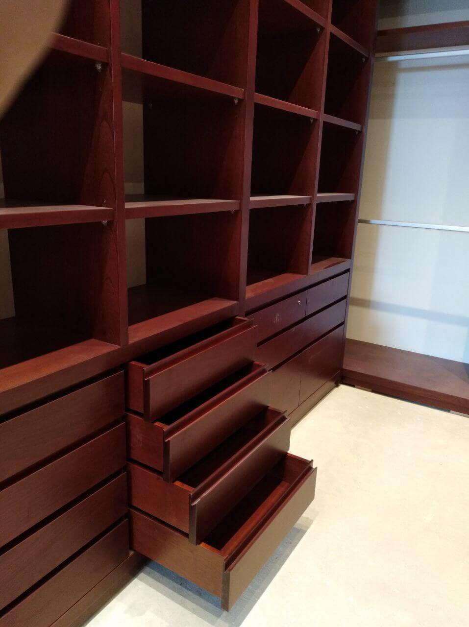 Closet de madera organizado
