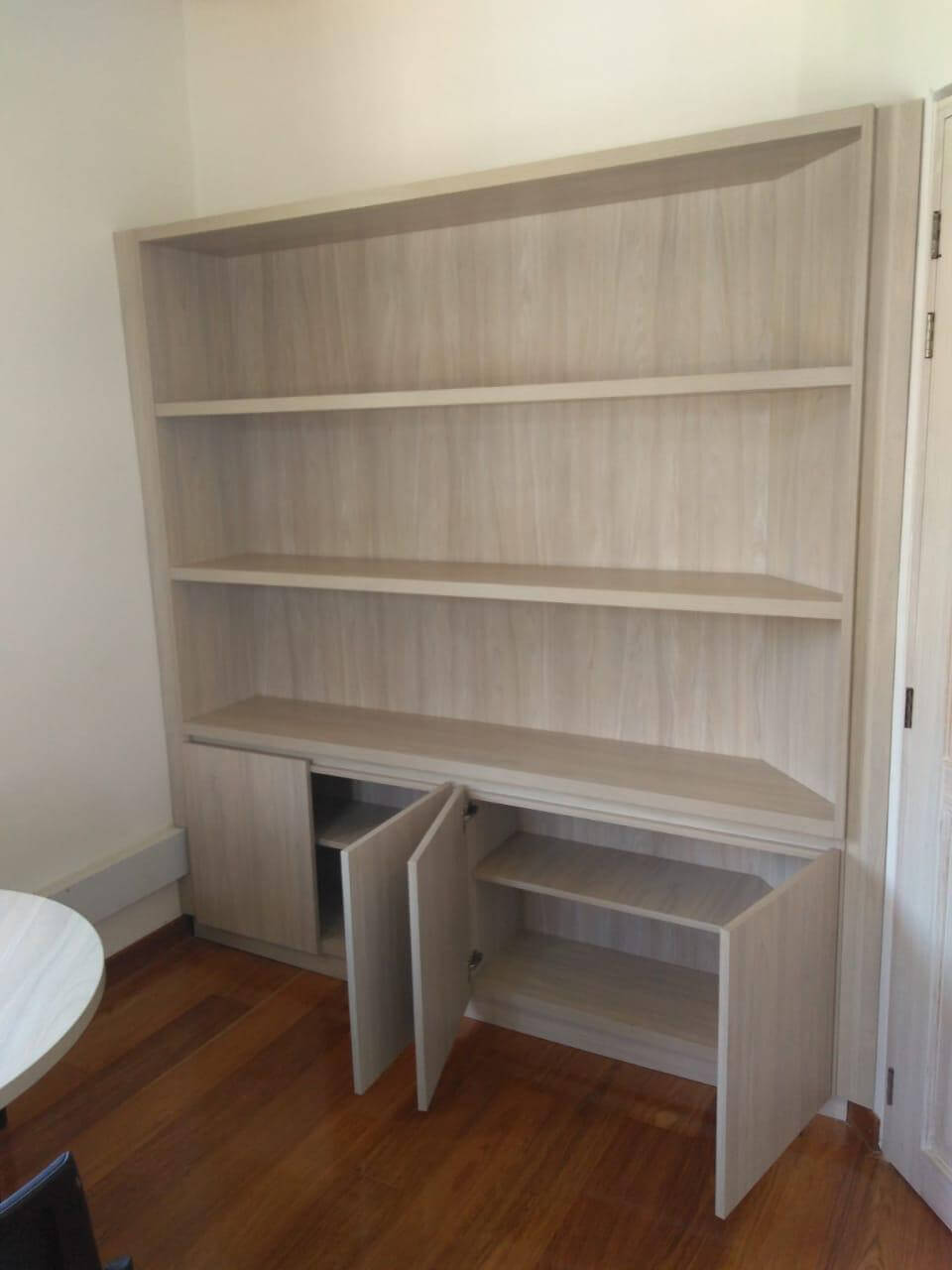 Closet de madera organizado