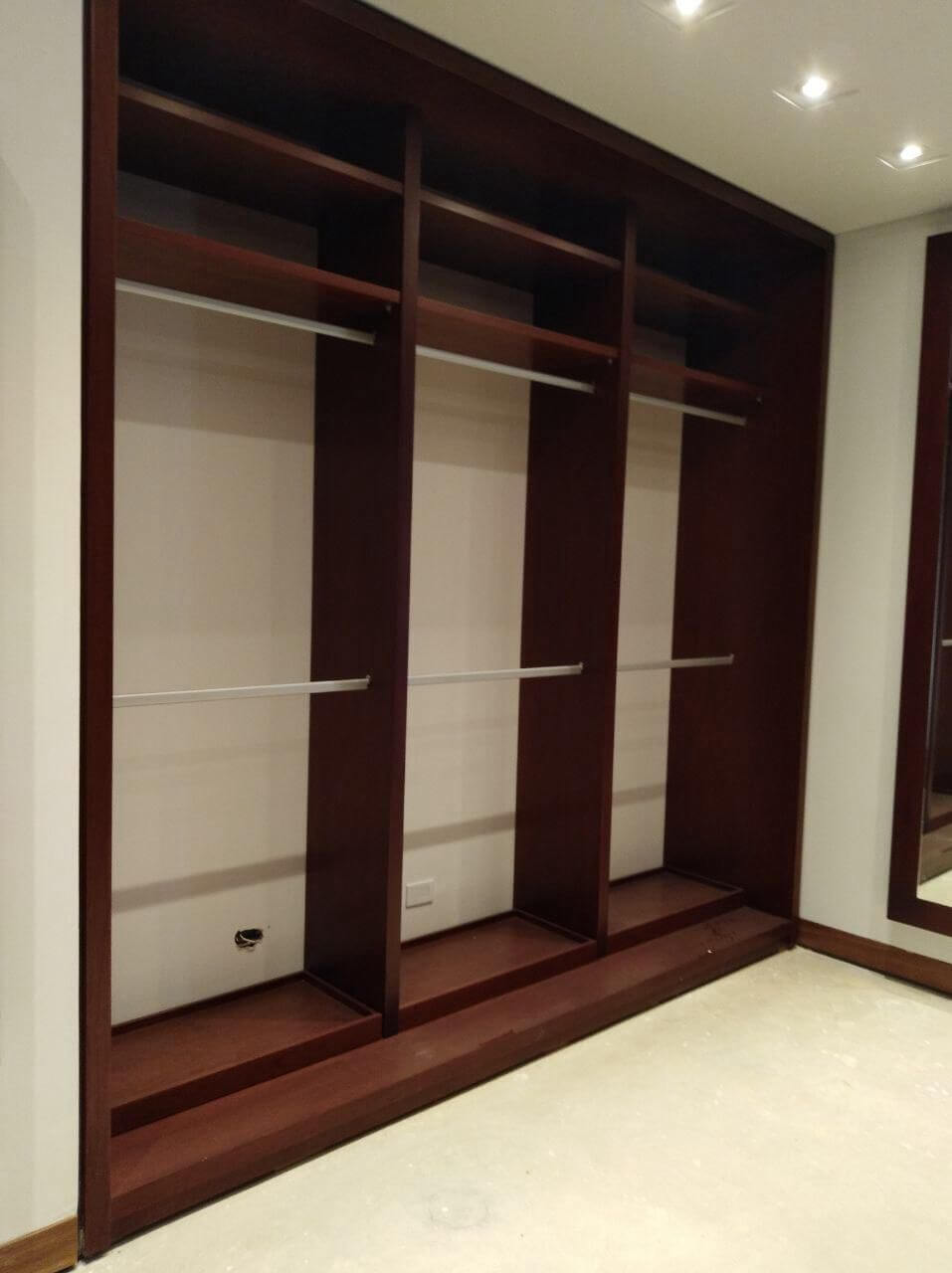 Closet de madera organizado